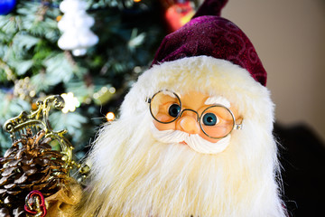  Ded Moroz v ochkakh s beloy borodoy na razmytom fone novogodney yelki Santa Claus in glasses with...