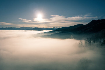 Ein wunderschöner Morgen, mit Sonne und Nebelmeer über dem Albispass.