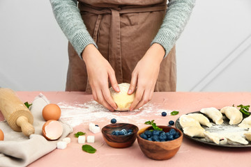 Obraz na płótnie Canvas Woman cooking tasty dumplings, closeup