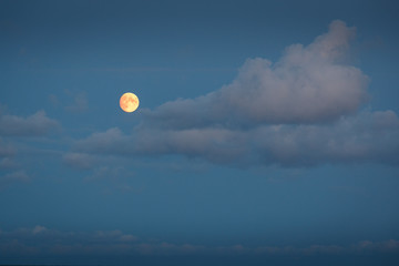 Mond in der Dämmerung