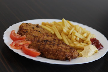 Schnitzel mit Pommes