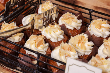 Maffins with vanilla cream and almond petals