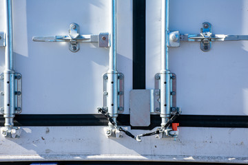 Contenedor para el transporte maritimo con un precinto