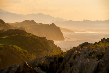 Fototapeta na wymiar Ubiarco - Küstenstreifen im Sonnenuntergang