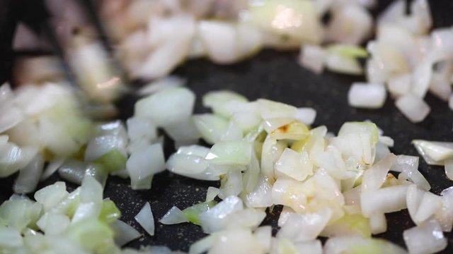 たまねぎを炒める