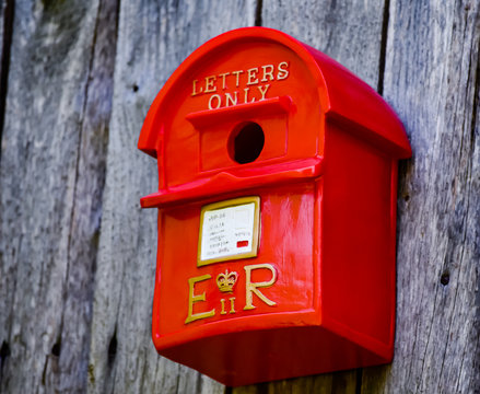 Ein Vogelhäuschen das wie ein englischer Briefkasten aussieht – Stock-Foto  | Adobe Stock