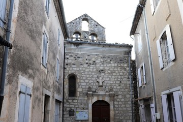 L'église Saint André dans le village Alba la Romaine - Département de l'Ardèche - France - Eglise du 17 ème siècle - Vue de l'extérieur