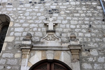 L'église Saint André dans le village Alba la Romaine - Département de l'Ardèche - France -...