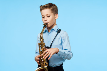 Naklejka premium man playing saxophone
