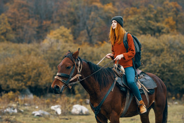 Obraz premium young woman riding horse