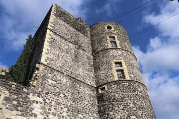 Obraz premium Château médiéval du village de Alba la Romaine - Département de l'Ardèche - France - Vue extérieure