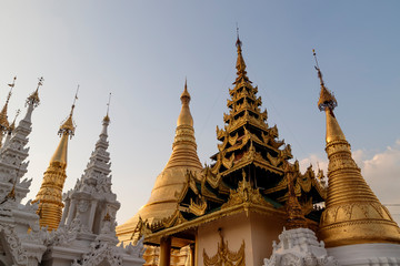 Fototapeta premium Shwedagon Pagoda in Yangon, Myanmar 