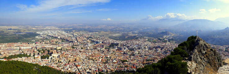 Fototapeta na wymiar weites Panorama vom Burgberg auf die Stadt Jaen in Andalusien