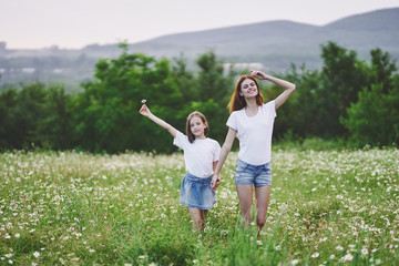 Obraz premium mother and daughter in the field