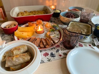 chrismas table with dishes
