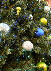 Obraz na płótnie Canvas lights and ornaments on an outdoor Christmas tree