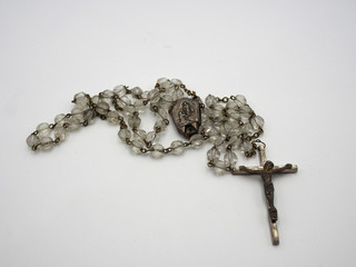 Rosario con cuentas de cristal. Religión católica, rezo.
