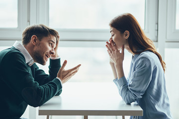 woman and man talking on cell phone - obrazy, fototapety, plakaty
