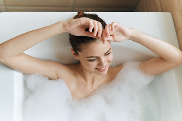 Obraz premium woman relaxing in bath