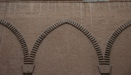 volte murate su una facciata a Ferrara