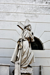 Fototapeta na wymiar Escultura de hombre religioso sonteniendo una gran cruz en su espalda