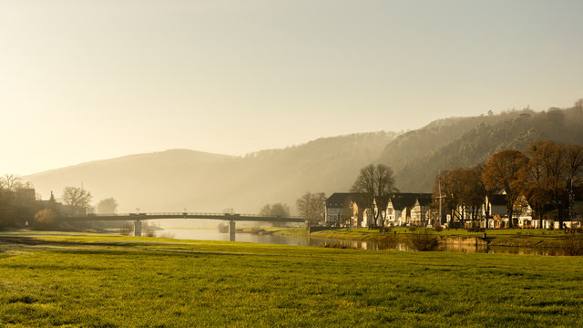 Die Weserbr&uuml;cke in Bodenwerder im winterlichen Mittagslicht