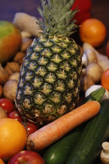 Ananas mit frischen, bunten Obst und Gemüse