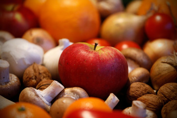 Roter Apfel mit frischem Obst und Gemüse