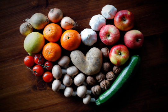 Kartoffel Herz-Form mit frischen, bunten Obst und Gem&uuml;se aus biologischem Anbau.
