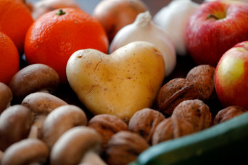 Herzförmige Kartoffel mit frischem Obst und Gemüse