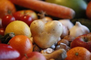 Herzförmige Kartoffel mit frischem Obst und Gemüse