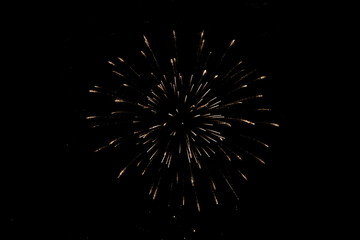 Feuerwerk isoliert vor schwarzen Hintergrund