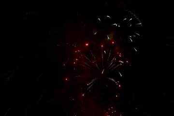 Feuerwerk vor dunklen Hintergrund - Silvester - Neujahr - Jahreswechsel