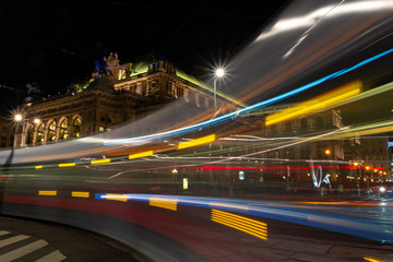 Wiener Staatsoper bei Nacht mit Straßenbahn
