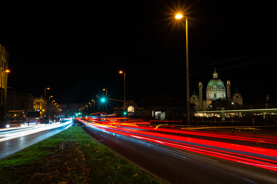 Wien bei Nacht mit Autolichtern am Karlsplatz mit Karlskirche im Hintergrund © Endrit_C