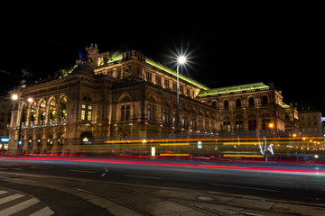 Fototapeta na wymiar Wiener Staatsoper bei Nacht mit Bussen