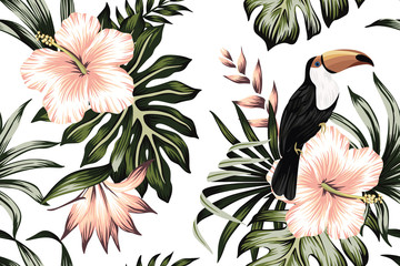 Tropische vintage toucan papegaai groene bloemen palmbladeren roze hibiscus, strelitzia bloem naadloze patroon witte achtergrond. Exotisch junglebehang.