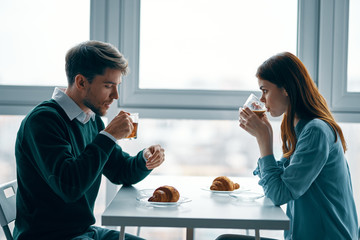 Obraz premium young couple having breakfast in cafe