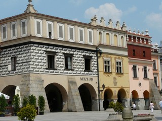 TARNÓW  , POLSKA-ZABYTKOWE KAMIENICZKI W RYNKU © JAN