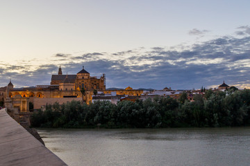 Fototapeta premium Evening view over the Roman bridge to the old town of Cordoba