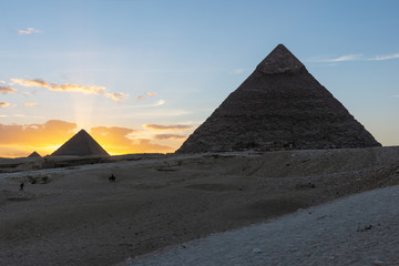 Obraz na płótnie Canvas The Sun is going down behind the Pyramid of Menkaure