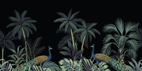 Tropische nacht vintage pauw, palmboom en plant bloemen naadloze grens zwarte achtergrond. Exotisch junglebehang.