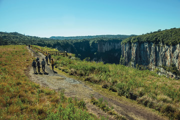 People on dirt pathway at the Itaimbezinho Canyon