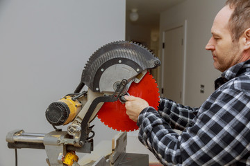 Preparation replace a saw in a electric circular saw
