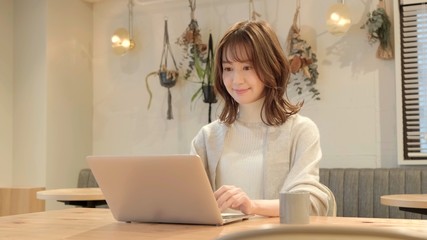 Fototapeta premium パソコンを使う女性