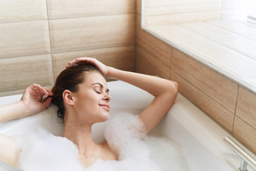 Naklejka premium young woman in bath