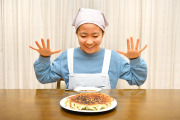 餃子を食べる女の子