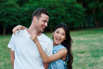 Obraz premium happy couple in the park