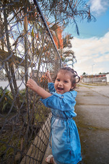 nina feliz en el parque 