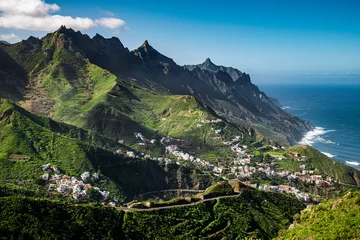 Fotobehang Anaga Rural park, uitzicht vanaf El Bailadero oogpunt naar dorpen van Azanos en Taganana in Tenerife, Canarische Eilanden, Spanje. © Maritxu22